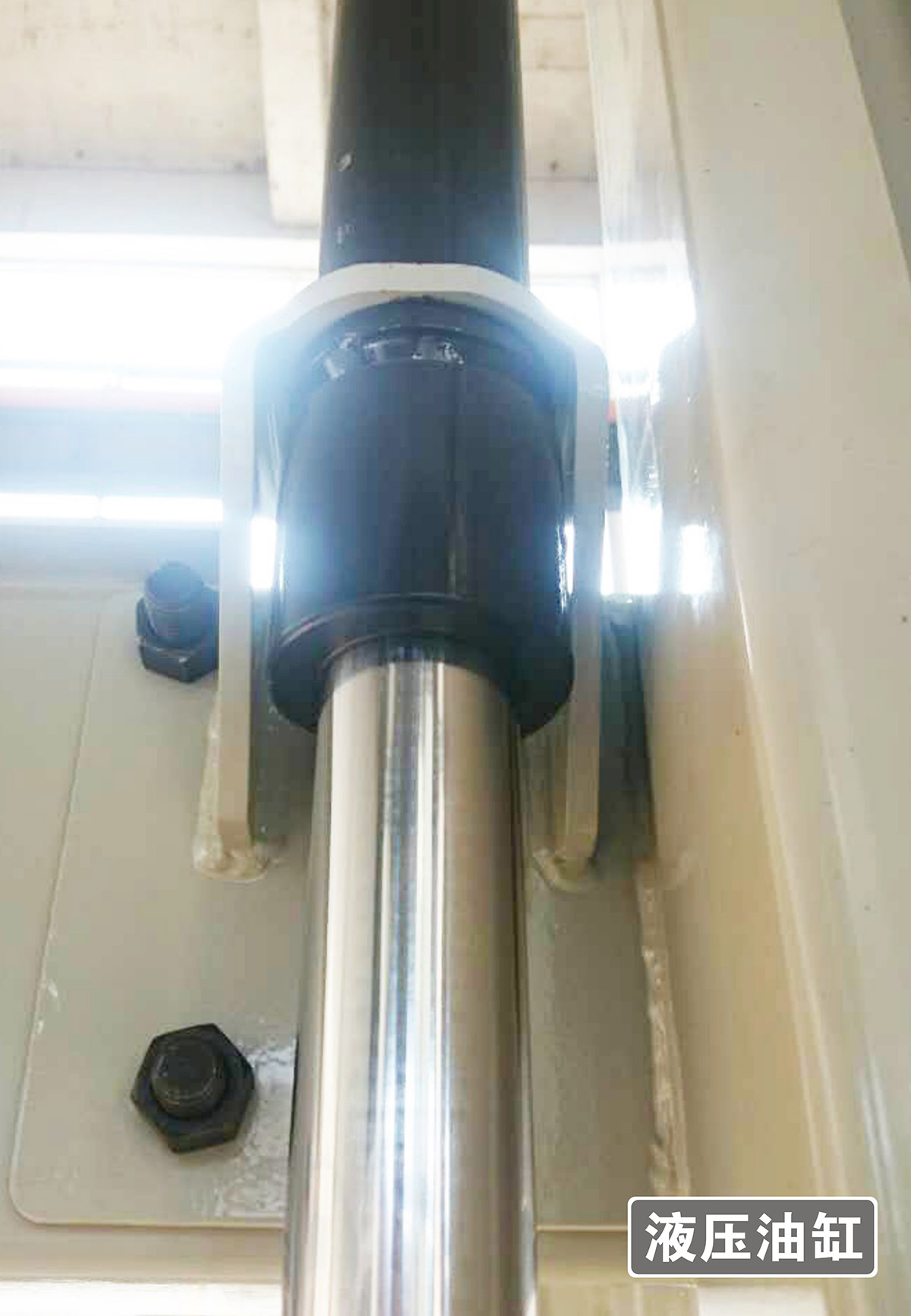 立体车库PJS两柱简易升降立体车库设备液压油缸.jpg